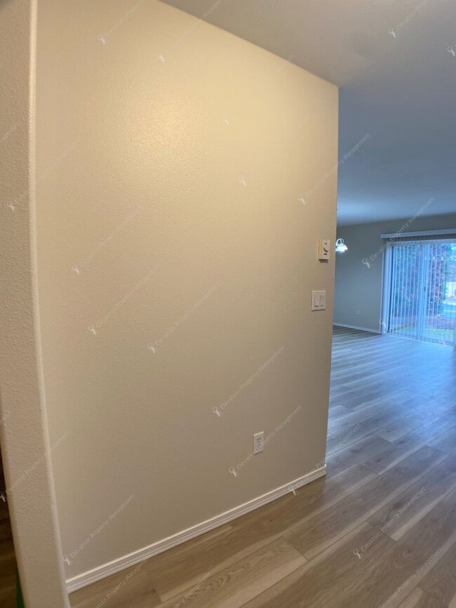 Building Photo - Bright 3 BR - 3 BA Townhouse in Redmond