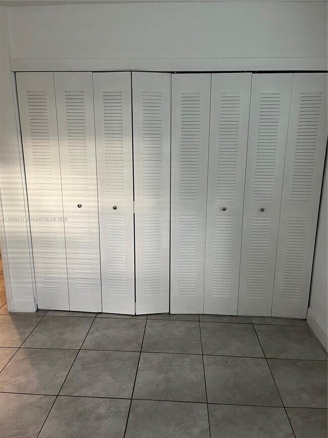 Building Photo - 1625 NW 9th Ave