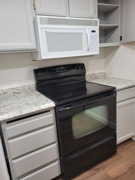 Building Photo - 828 Gloria St