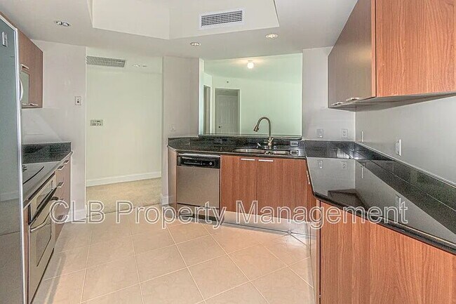 Building Photo - Large 2 bedroom/2 bath condo on the river