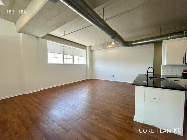 Building Photo - 320 W 7th St