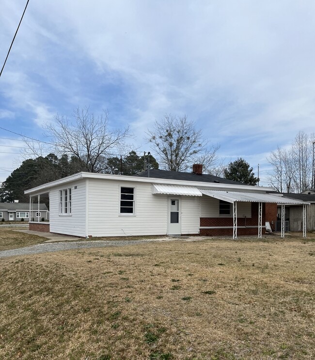 Building Photo - 1718 US Hwy 70 W