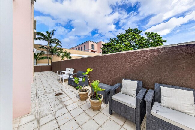 Building Photo - 455 E Palmetto Park Rd