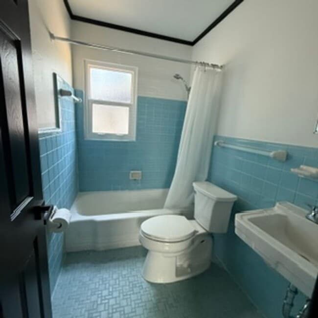 Building Photo - 1 Bedroom, 1 Bath Cottage