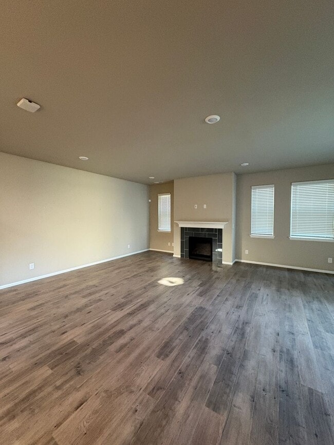 Building Photo - Beautiful Ten Trails Fenced Home with 2 Ca...