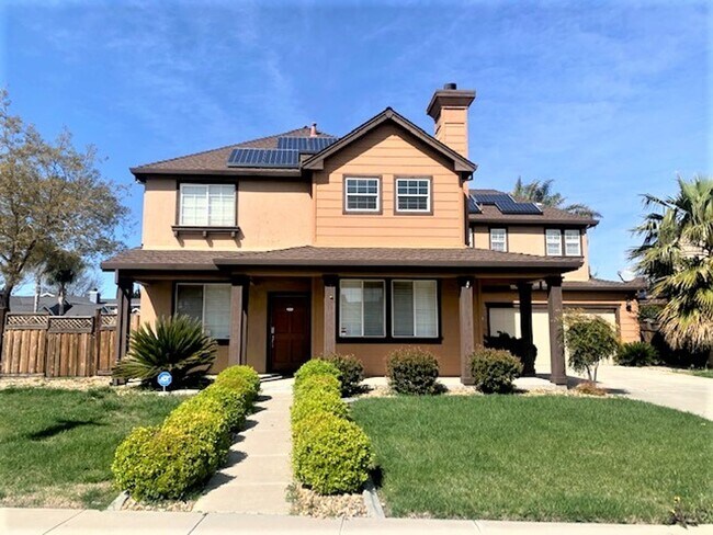 Building Photo - A SUPERB AND STUNNING 4 BEDROOM HOME IN TR...