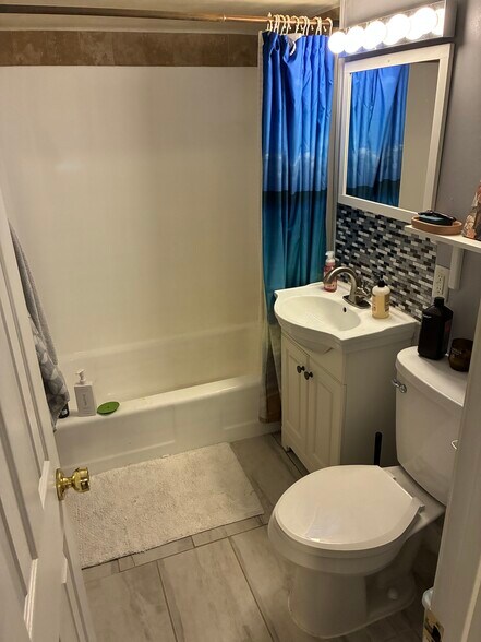 Bathroom - 926 Fulton St SE