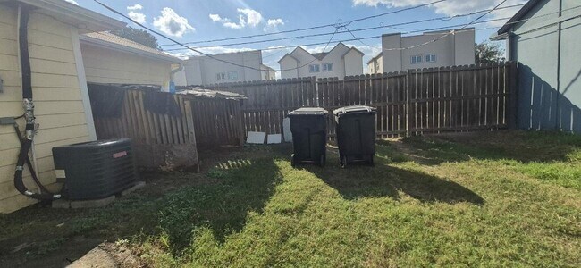 Building Photo - 9307 Coffee St