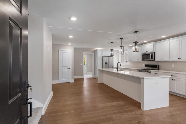 Building Photo - Four bedroom executive rental available now in Champaign's sought after Devonshire neighborhood!