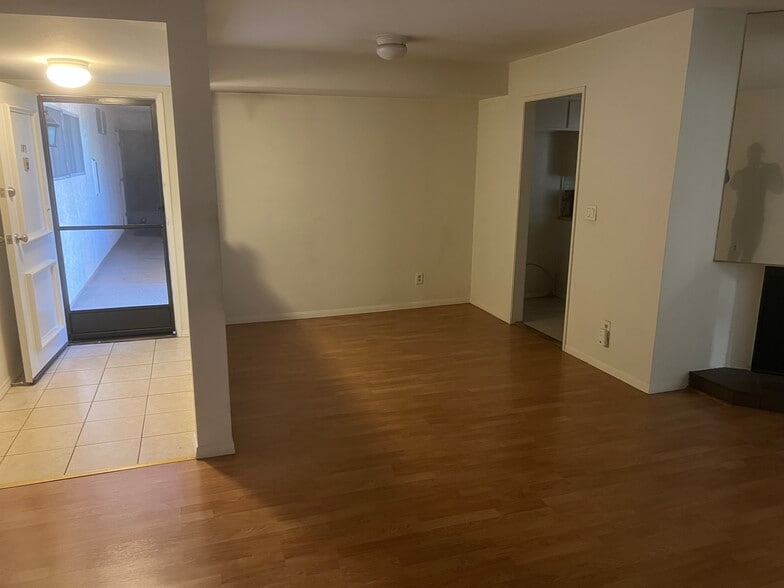 Building Photo - 15070 Victory Blvd