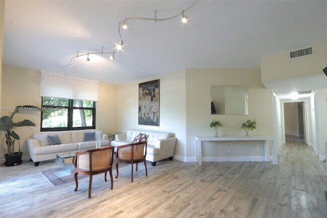 Building Photo - 1121 Crandon Blvd