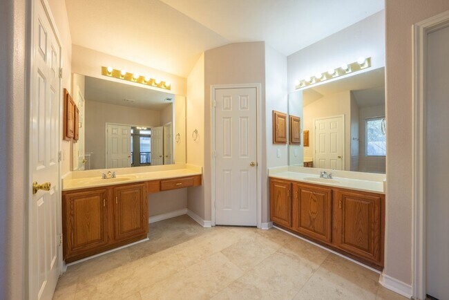 Building Photo - 1435 Bluff Forest