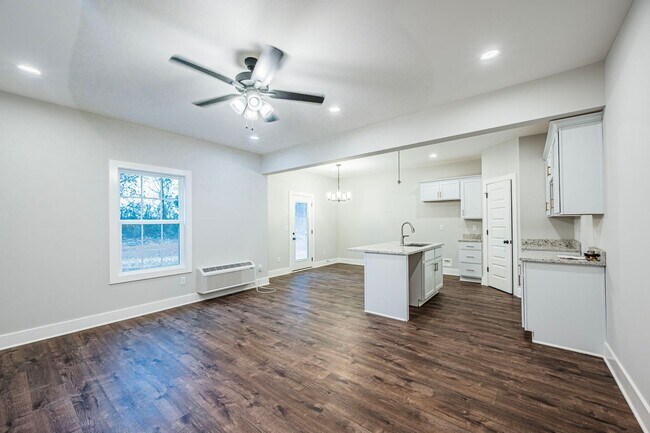 Building Photo - 809/811 Rodeo Lane