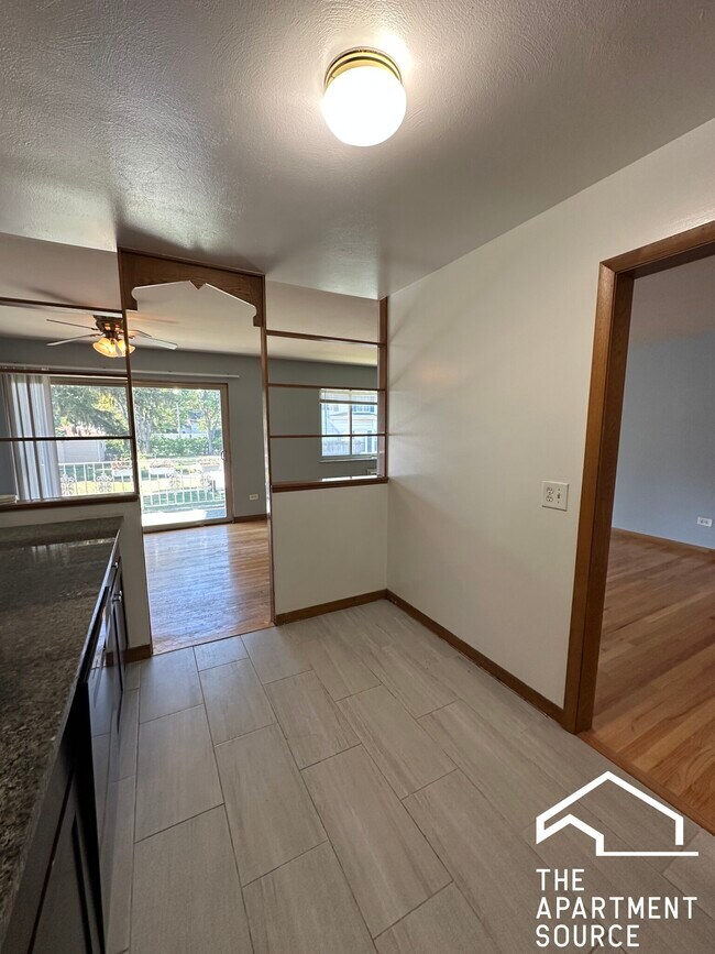 Building Photo - 1004 S River Rd