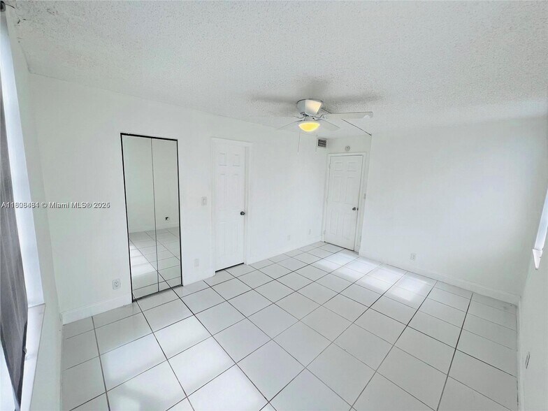 Building Photo - 1830 Sabal Palm Dr