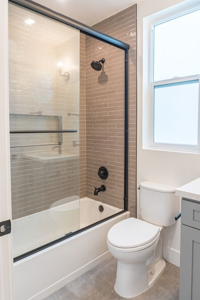 Building Photo - Beautiful Spacious Modern 3 Bedroom Townhome Available Now! - ONE MONTH FREE