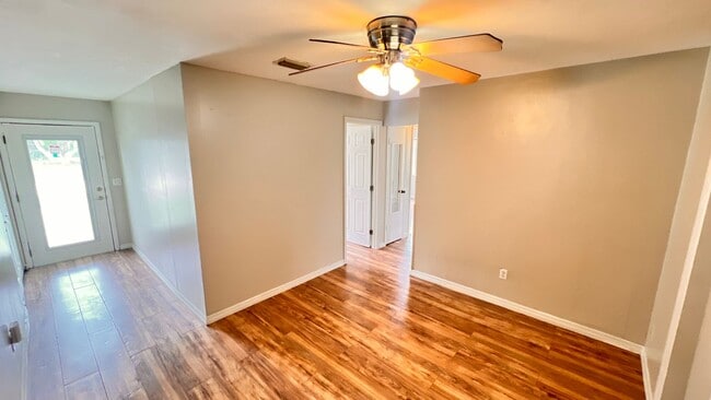 Building Photo - Lovely 2 Bedroom + Bonus Room, 1 Bathroom ...