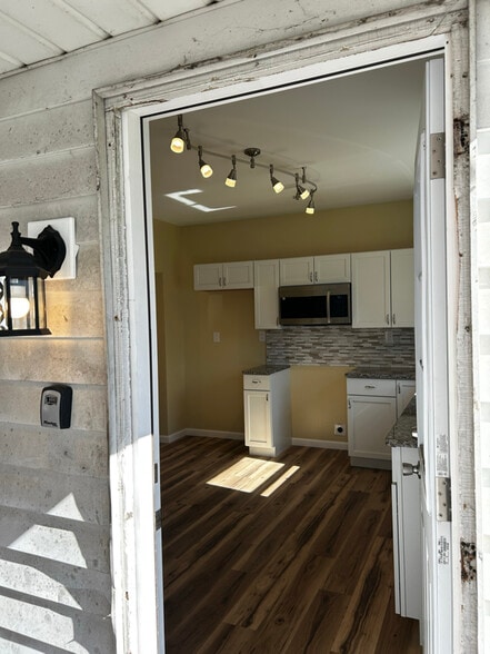 Building Photo - 49 Fallbrook St