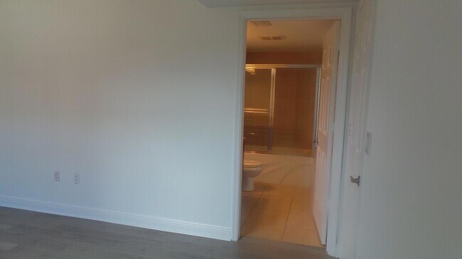 Building Photo - 610 Clematis St