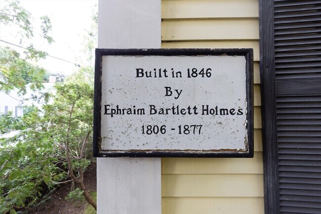 Building Photo - 44 Russell St