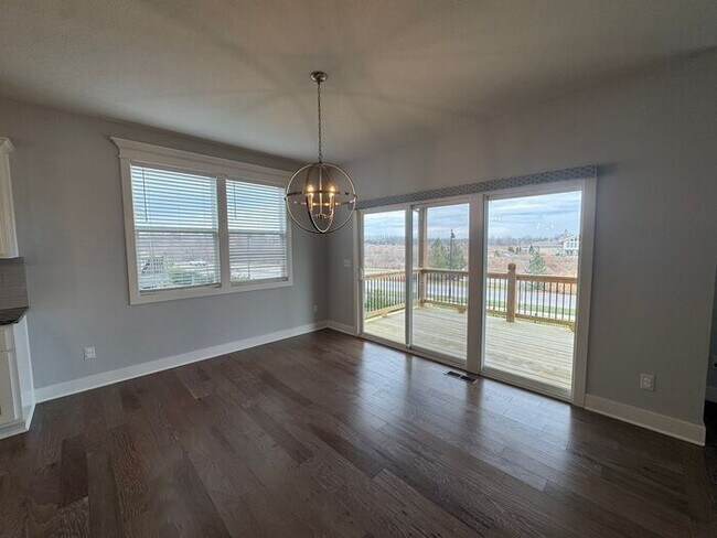 Building Photo - Luxury 5BR 4 BA Home w/ Pool and Clubhouse Access in GREAT location!