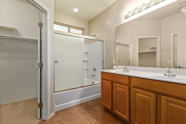 Building Photo - Attractive 3 bed, 2 bath home