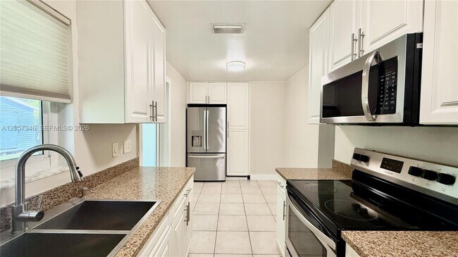 Building Photo - 320 Holloway Dr