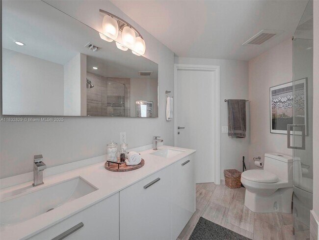 Building Photo - 1300 Brickell Bay Dr