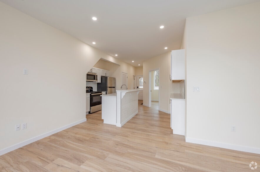 141 Bridge St - 1BD, 1BA - Living Room - 141 Bridge St