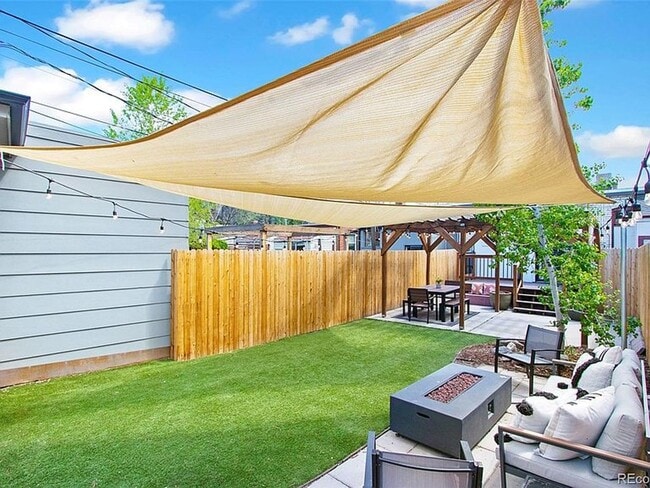 Building Photo - In the Heart of Highlands 2 Bedroom 1 Bath Row Home!