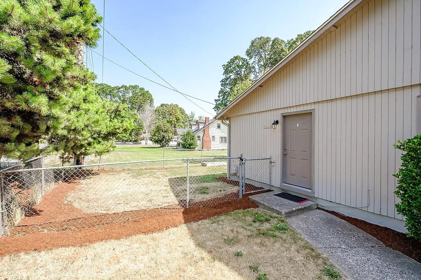 Building Photo - 3609 White Oak Ct NE