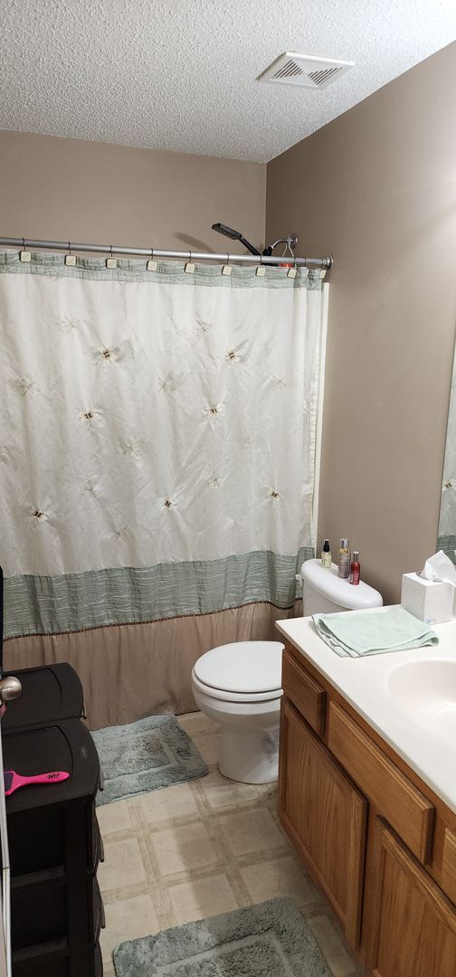 Building Photo - Beautiful 2 bedroom 1 bath End Unit Townhouse