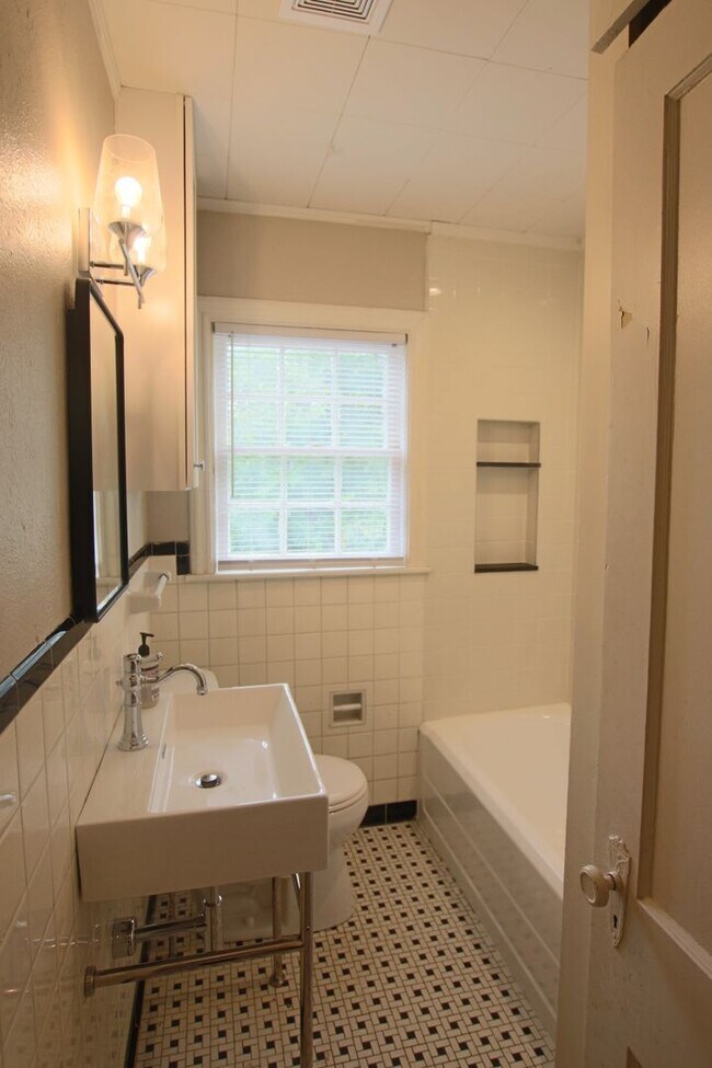 Building Photo - 130/130 1/2 Rowland Pl
