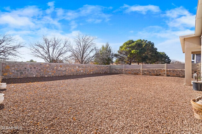 Building Photo - 444 Deserts Dr