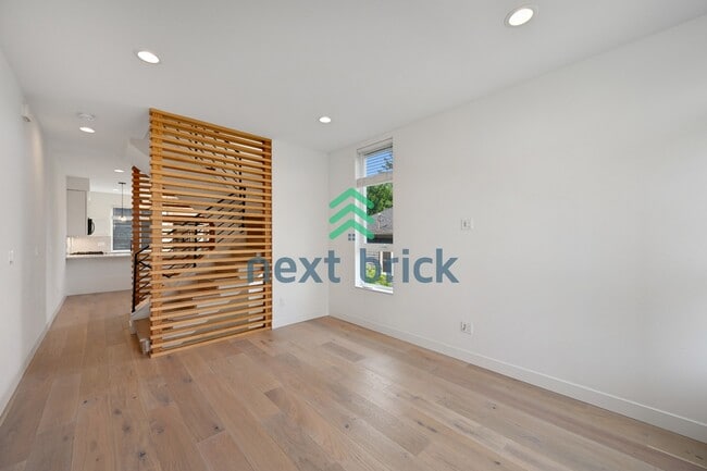 Building Photo - "Charming 2-Bed, 2-Bath Townhouse Retreat in Seattle – 1380 Sq Ft of Modern Comfort!"