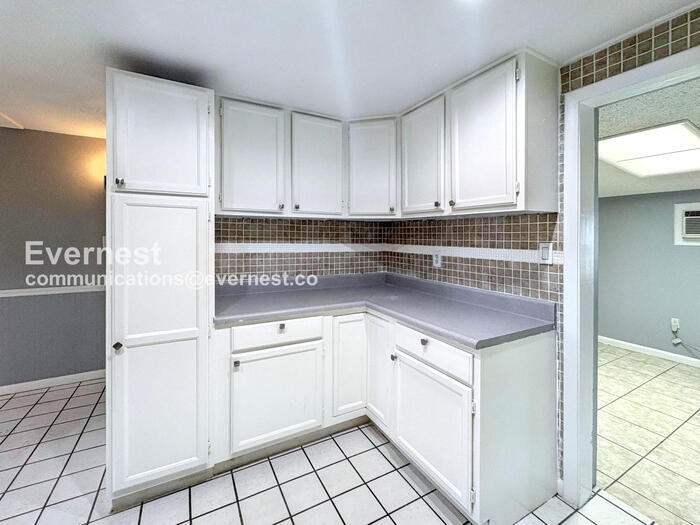 Building Photo - 2470 Ave E SW