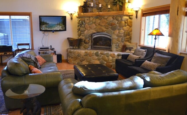 Building Photo - Sweet 2BD Cabin! Avail for a 3-6 month Winter lease! Available 12/01/26- 3/31/27