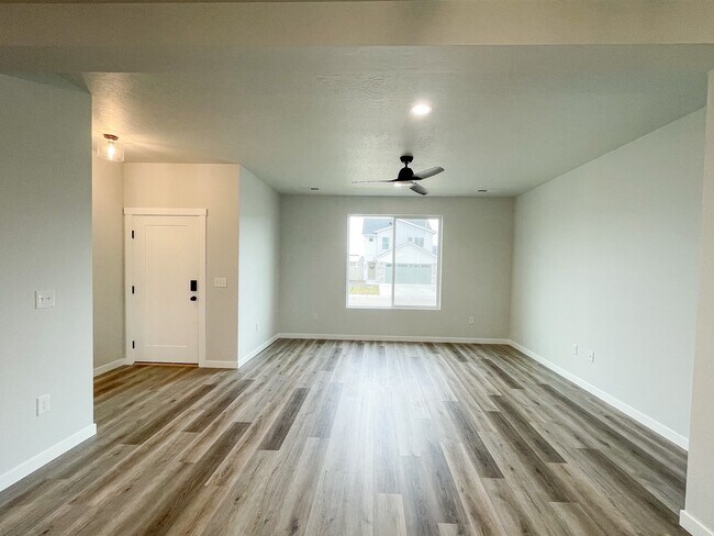 Building Photo - 4403 N Magical Crk Ave