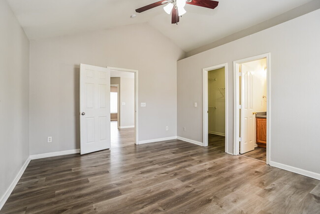 Building Photo - 920 Almora Dr