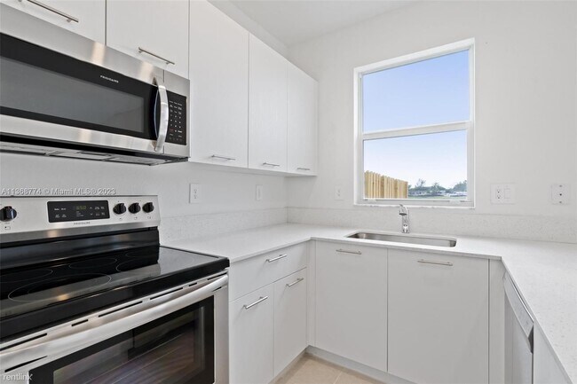 Building Photo - 3 br, 2.5 bath Townhome - 12725 NW 24th Ave