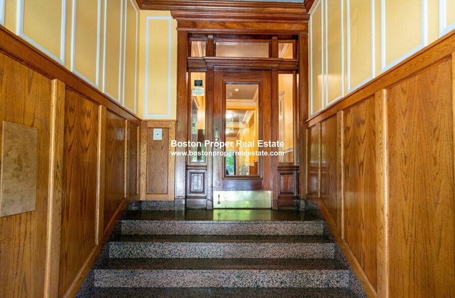 Building Photo - 102 Queensberry St