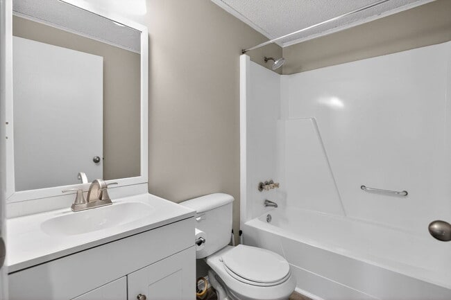 Building Photo - 47499 Southampton Dr