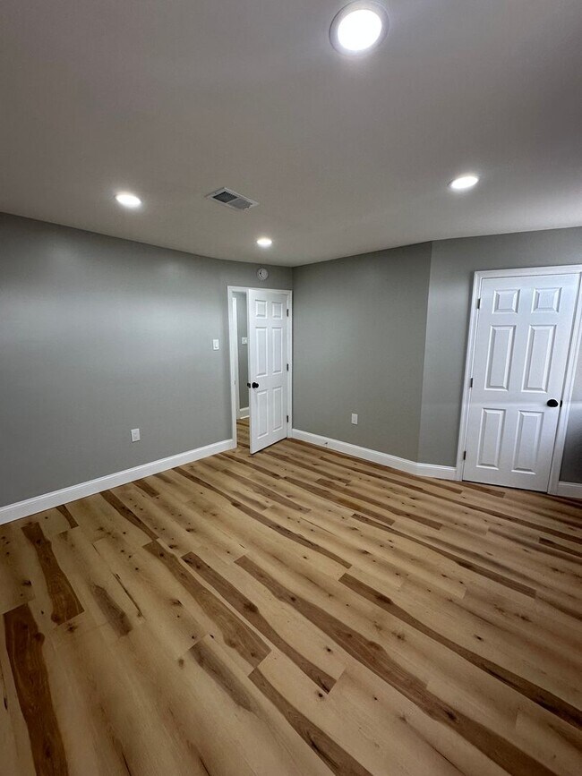 Building Photo - Fully renovated 2Bed/1 bath rowhome- Upper...