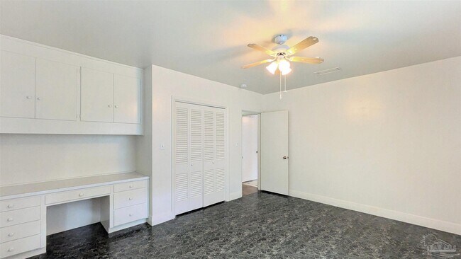 Building Photo - 2 Manor Dr
