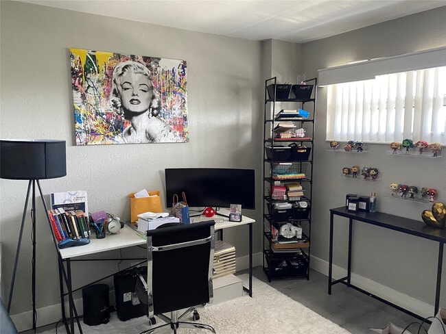 Building Photo - 3031 NE 51st St