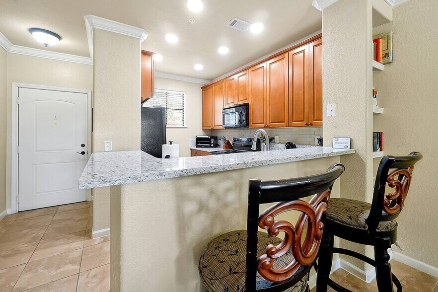 Building Photo - 909 Charo Pky