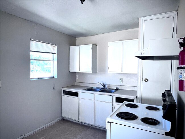 Building Photo - 6802 Sayers St