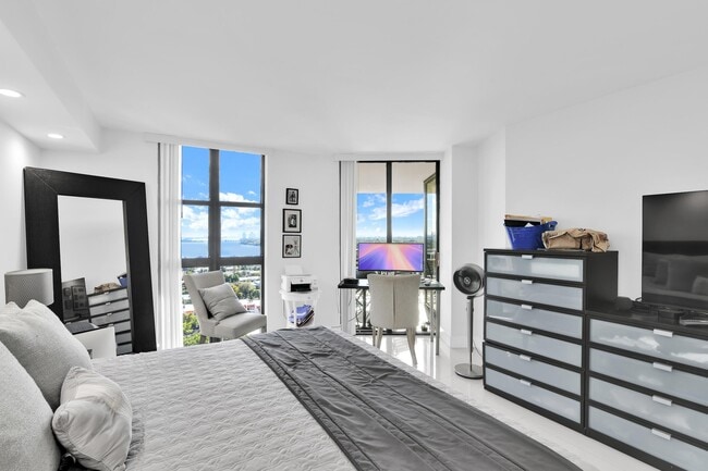 Building Photo - 1000 NE Quayside Terrace