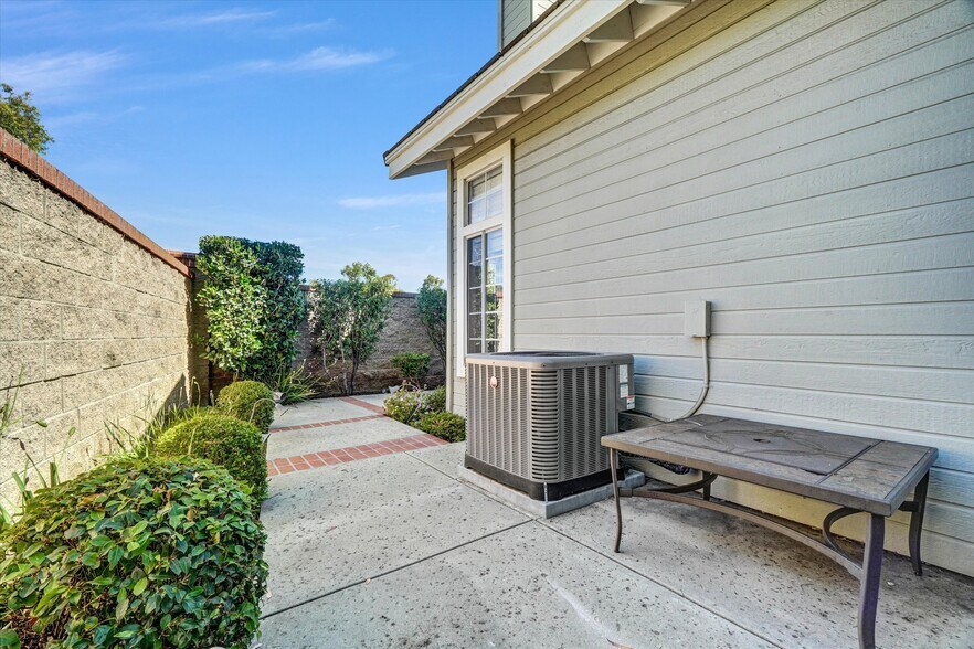 Building Photo - 13635 Almond St