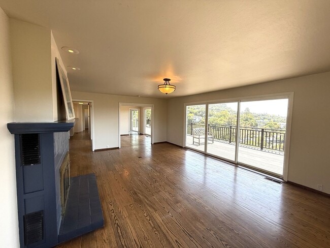 Building Photo - 4BD/3.5BA HOME - GREENBRAE HILLS - STUNNIN...